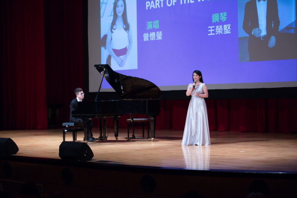 星光音樂會主持人曾懷瑩,和非常音樂家樂團首席王榮堅,默契十足演繹中英文經典歌曲