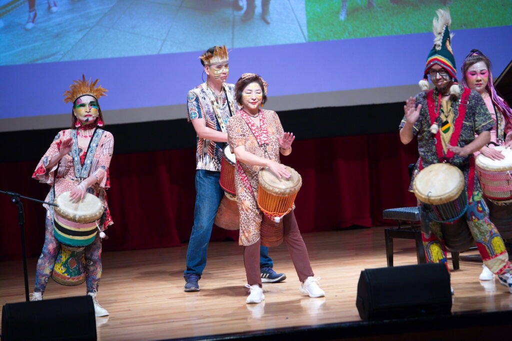 冷到爆非洲鼓團,在星光音樂會中帶來熱情有勁的演出,精彩開場