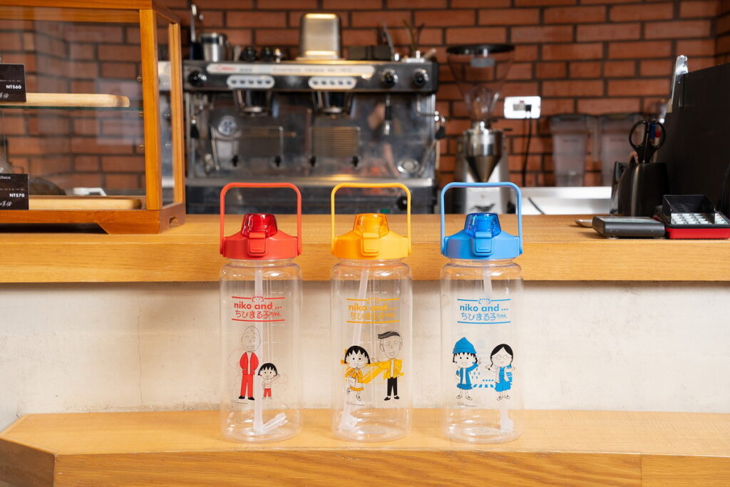 7-ELEVEN全店「niko and … x 櫻桃小丸子丸美新生活精品集點送」自4月6日起開跑,附手把方便攜帶的「大容量運動水壺」,容量約2000ml符合民眾單日飲水量需求