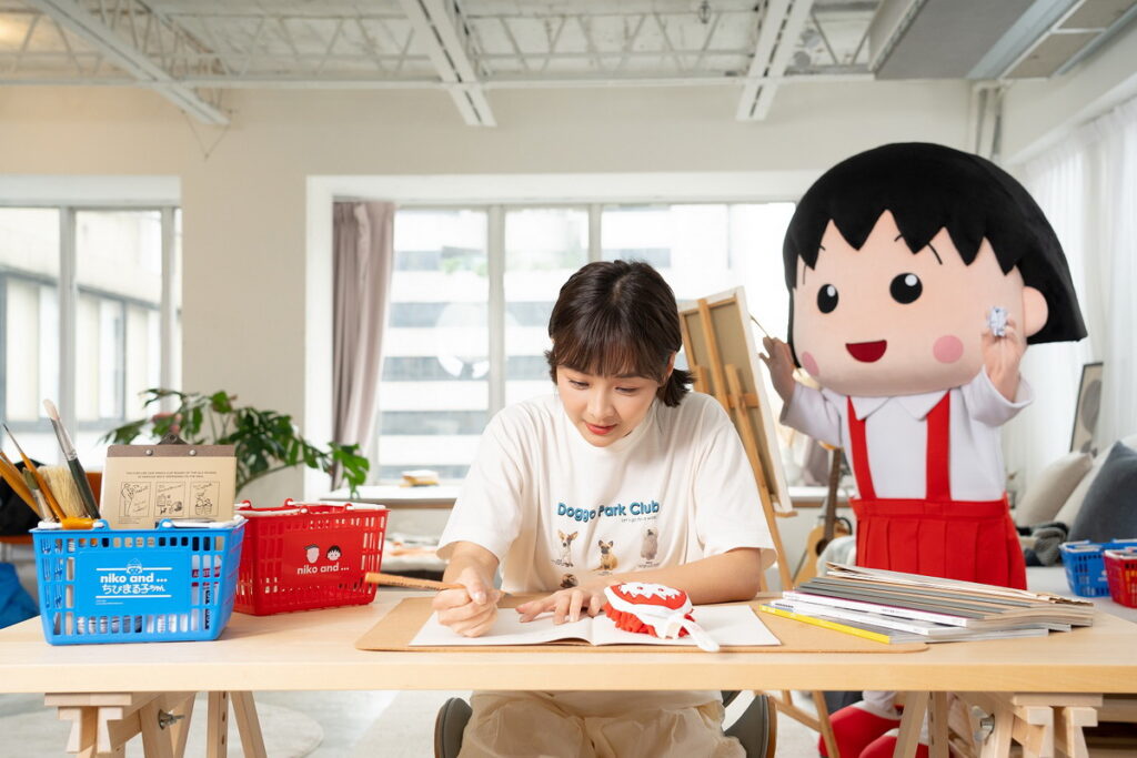 7-ELEVEN全店「niko and … x 櫻桃小丸子丸美新生活精品集點送」自4月6日起開跑,居家收納則有「收納提籃組合」,藍紅兩色一次擁有,可收納桌面雜物保持清爽居家環境