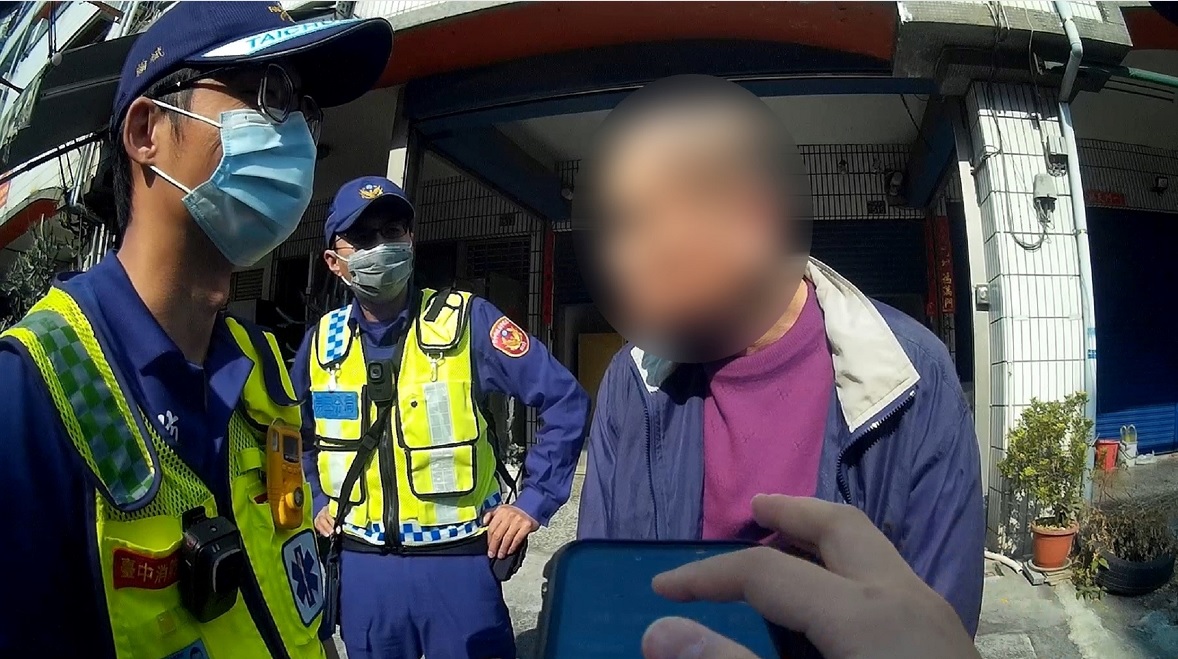 ▲ 略為失智男子躺臥民宅前,幸好員警透過「紙筆輔助模式」找到家屬 (圖/台中市警察局 提供)