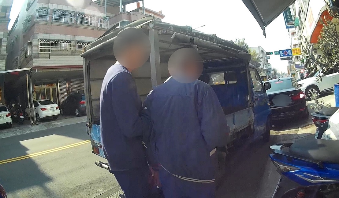 ▲ 男子弟弟趕來接走失哥哥返家,也十分感謝熱心民眾與警方的協助 (圖/台中市警察局 提供)