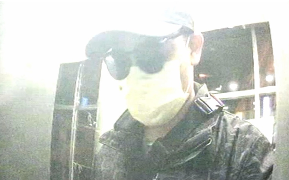 ▲ 王姓車手戴著墨鏡佯裝盲友,確認四下無人後走到ATM提領現金 (圖/台中市警察局 提供)