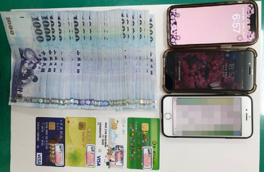 ▲ 埋伏員警一湧而上,逮捕正在ATM提款的車手,並搜出大量現金及金融卡 (圖/台中市警察局 提供)