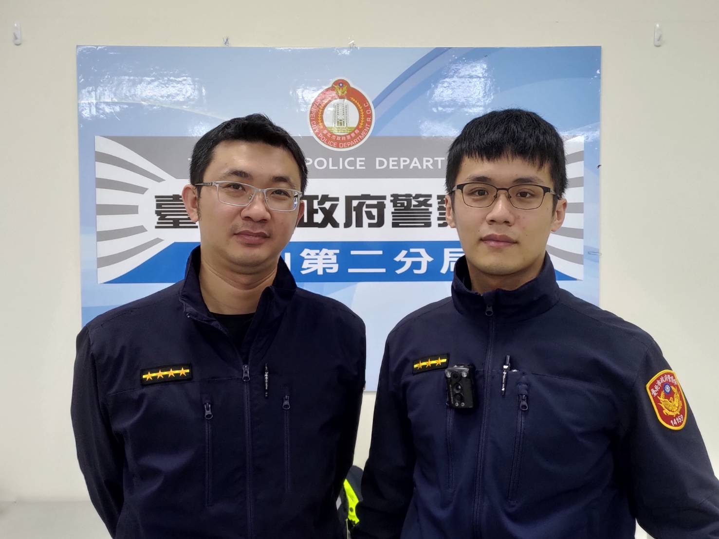 景美所巡佐吳憲仁(左)、警員張哲睿(右)積極勸說老婦不免遭詐騙。(記者吳登國翻攝)