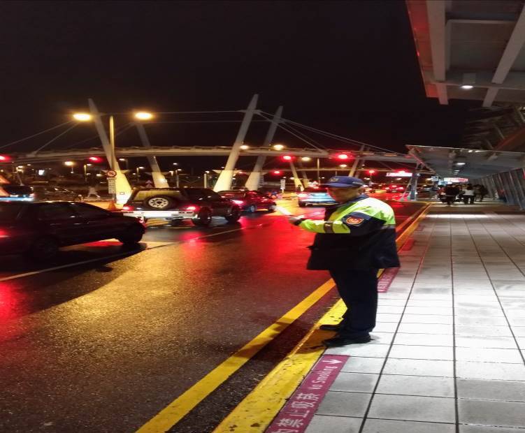 中市警烏日分局日前特公布清明節連續假期交通疏導重點，並透過「行車流暢中心」， 運用路口監視器掌控即時狀況。(圖/記者林㤈輝翻攝)