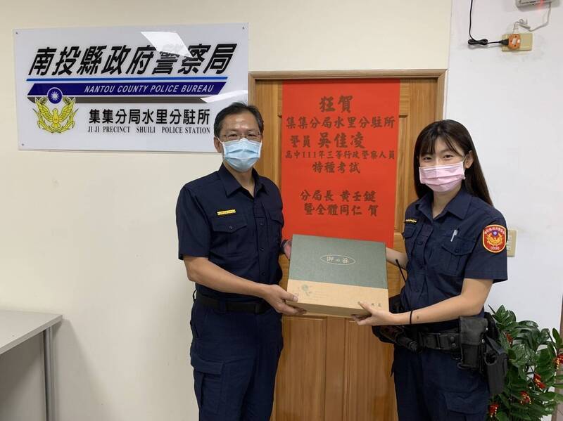 集集分局氣質警花吳佳凌(圖右),去年8月在行政警察特考三等考試獲得率取,時任集集分局長黃壬鍵(圖左)特別貼紅榜祝賀。(圖/集集分局提供)