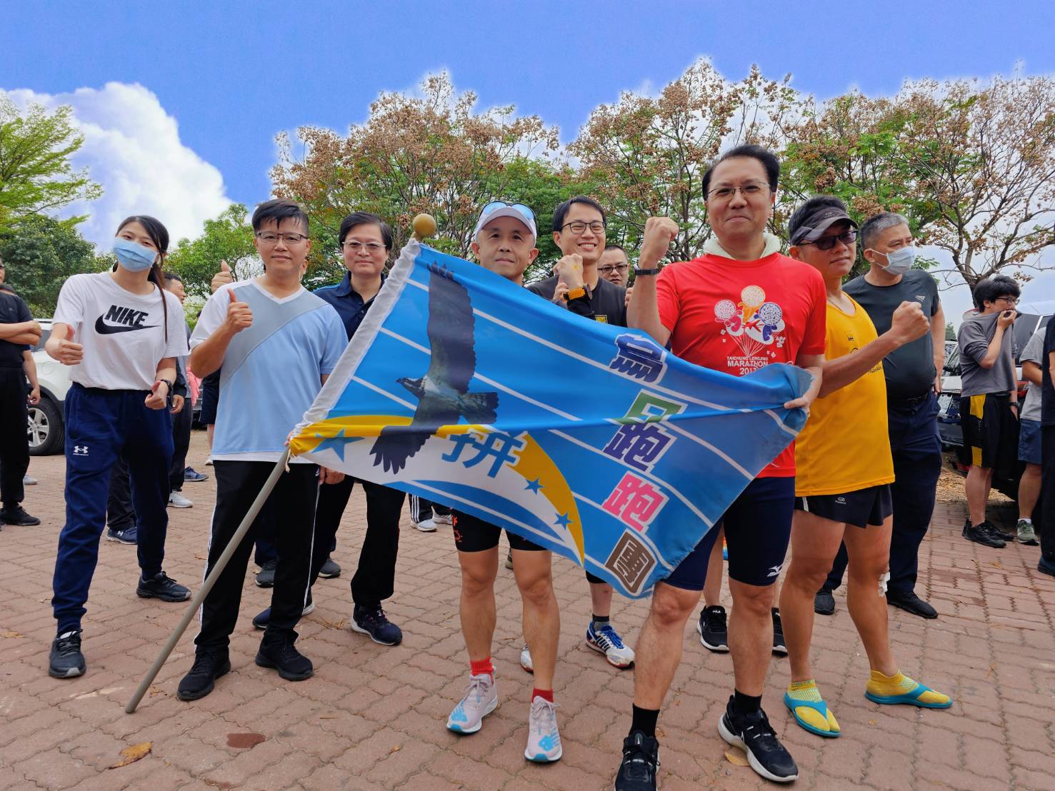 中市警烏日分局分局長尤啓南也一同參與跑步測驗,展現團結一面。(圖/記者林㤈輝翻攝)