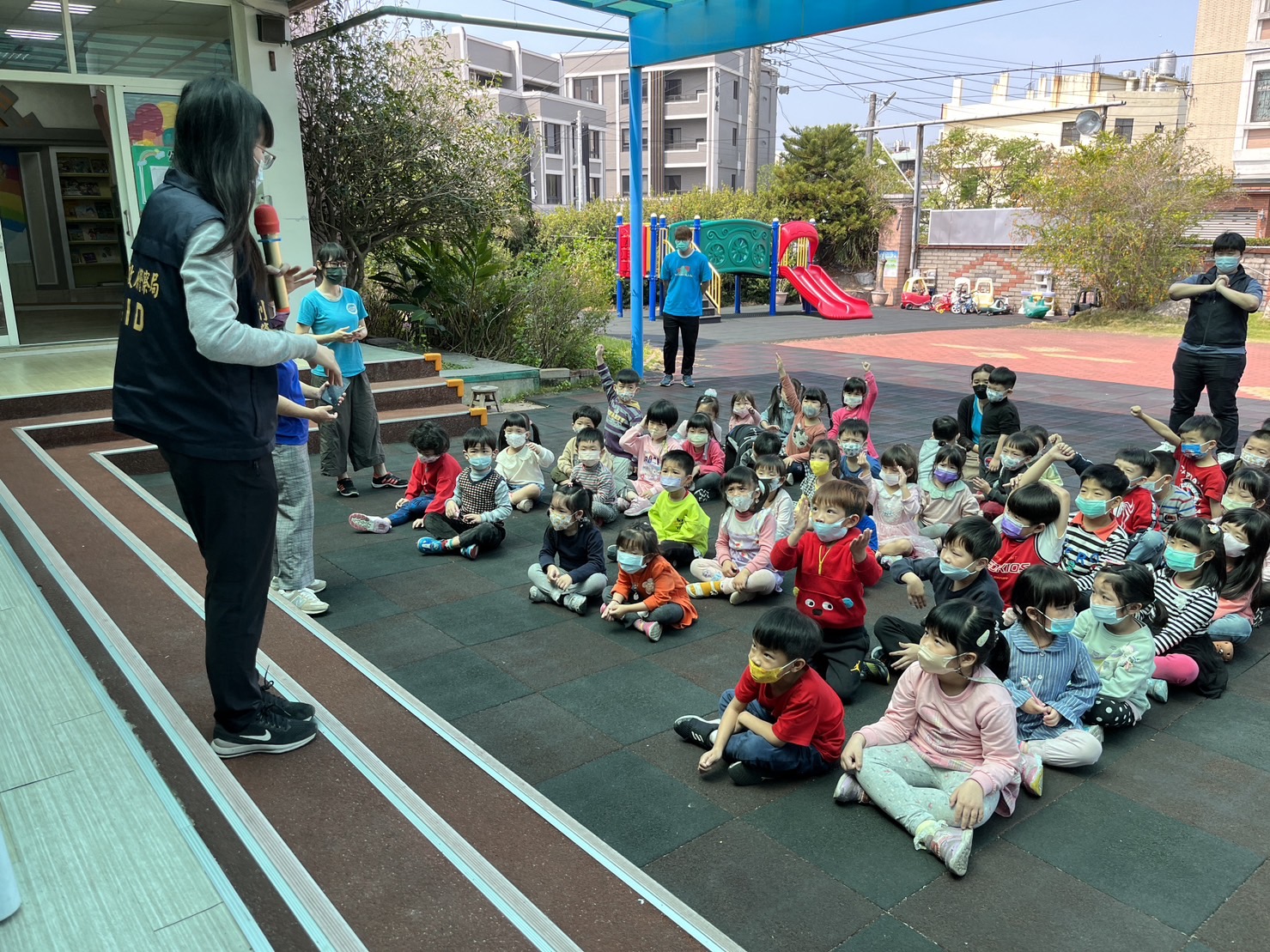 中市警烏日分局識詐宣導團,前往皇冠幼兒園擔綱短劇演員,以小朋友的視角與口吻,詮釋竊盜、侵占、傷害等違法行為實施宣教。(圖/記者林㤈輝翻攝)