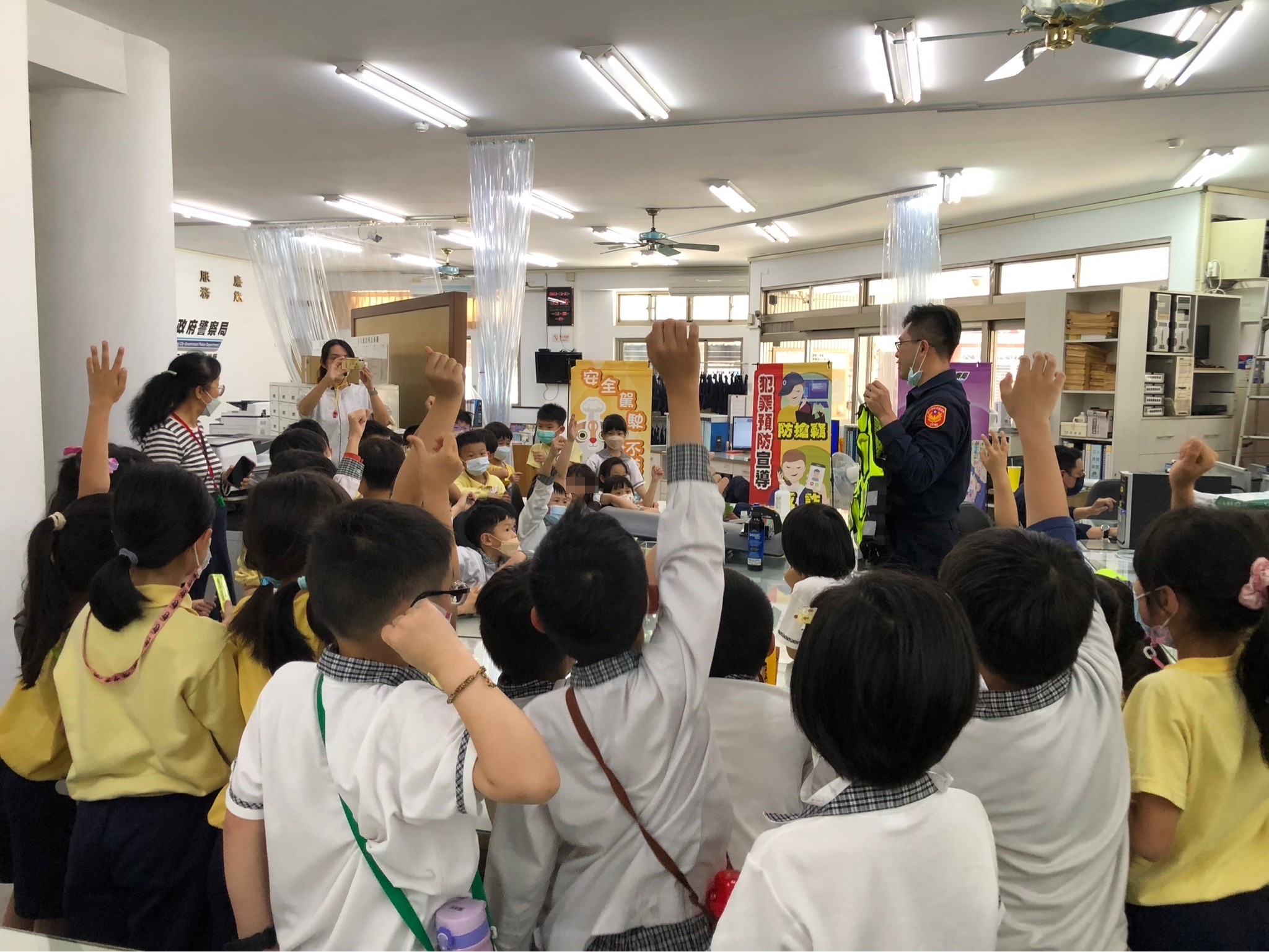 台中市中華國小於日前到中市警二分局立人派出所參訪。(圖/記者謝榮浤翻攝)