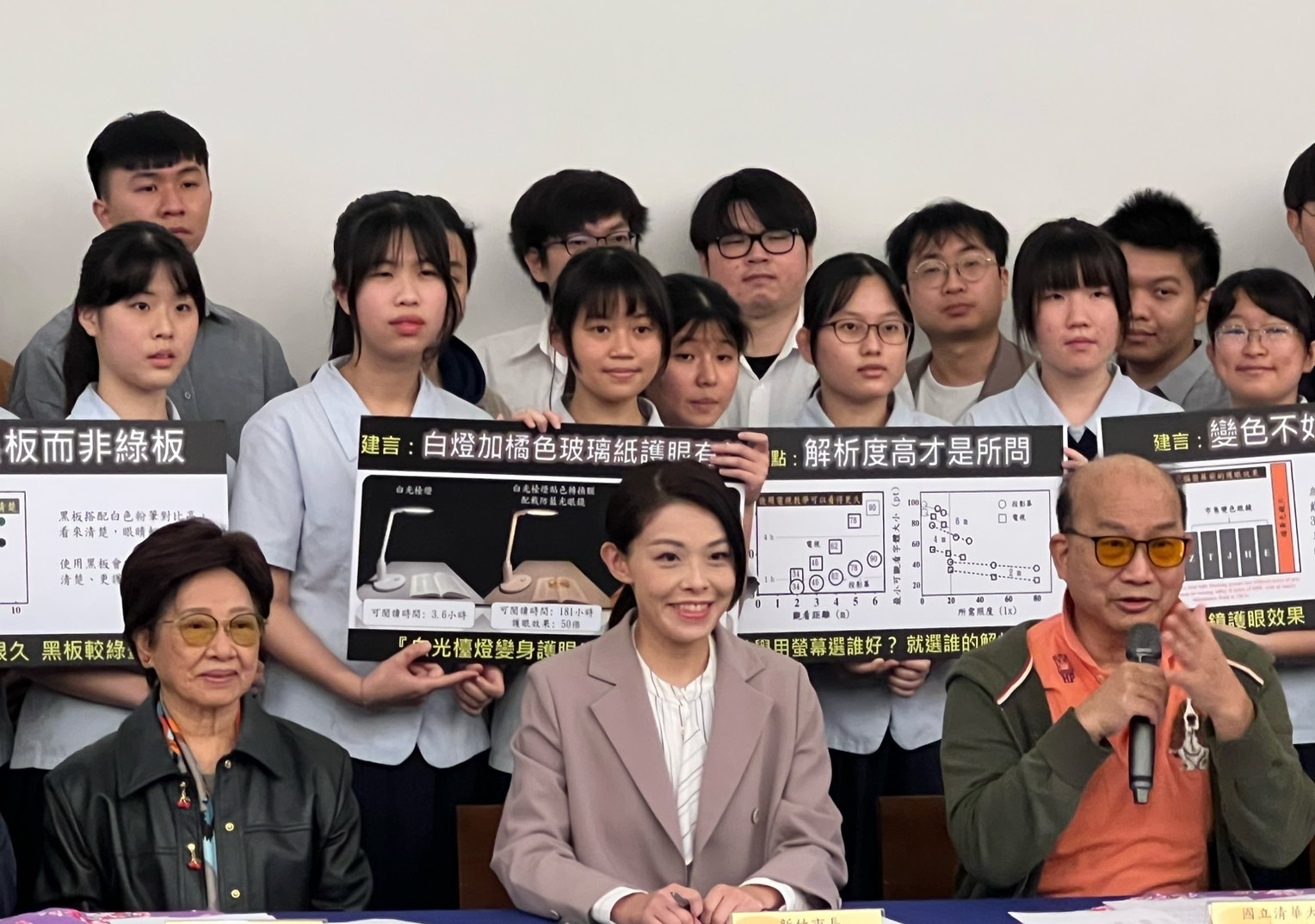 「好光」科技的成功研發得益於周卓煇教授在材料科學和光學方面的研究成果,以及曙光女中和新竹台大眼科醫師的臨床經驗和專業技術。市長高虹安也出席了這次發表會。