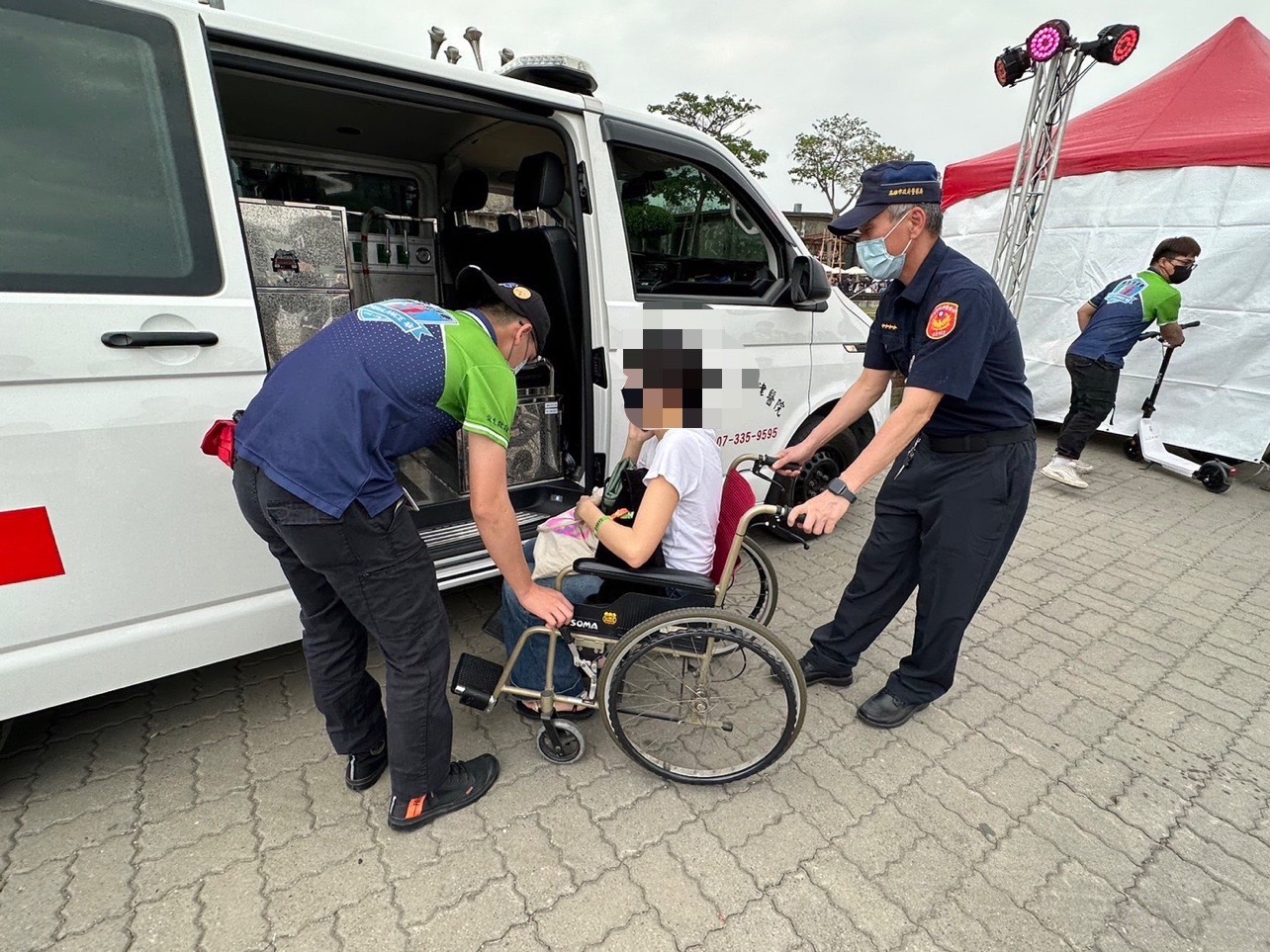 大港開唱女腹痛難耐 警急協助送醫救治