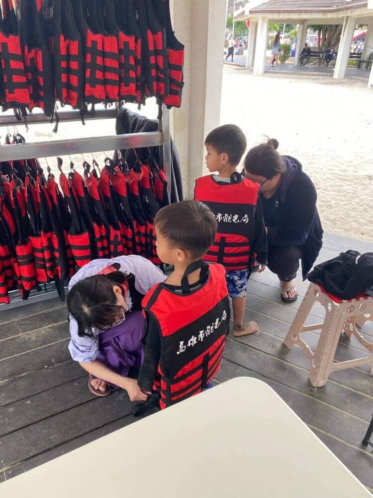 漾新聞|陳麗娜議員促成常不輕協會攜手官民協力 旗津海水浴場4/1起免費租用救生衣