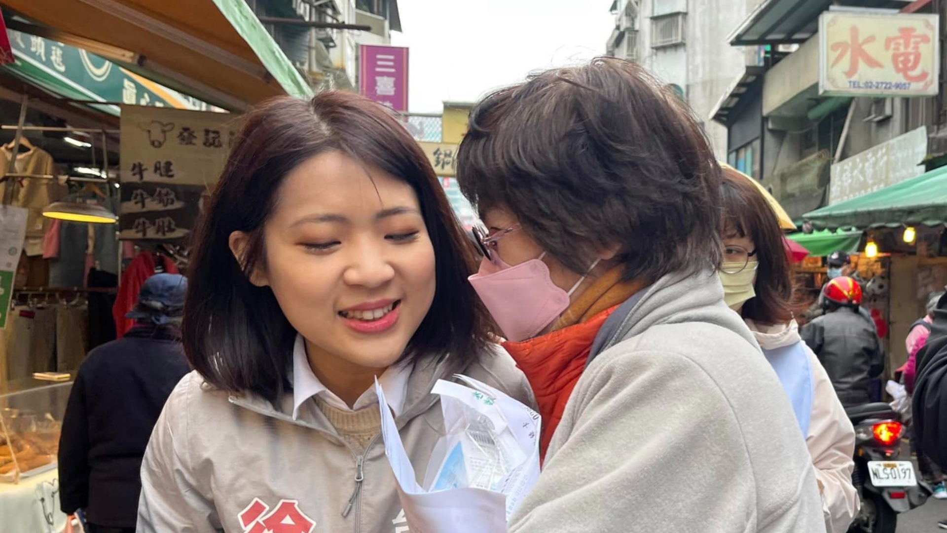 徐巧芯為爭取黨內北市第區選區立委提名出線,2日早上到市場掃街拜票。翻攝徐巧芯臉書