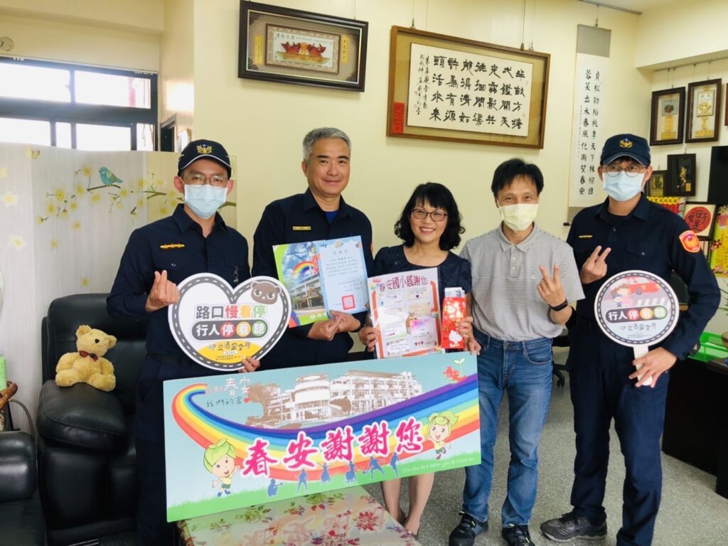 ▲ 春安國小師長帶著滿滿的心意,感謝員警與善心人士對弱勢學童的支持 (圖/台中市警察局 提供)