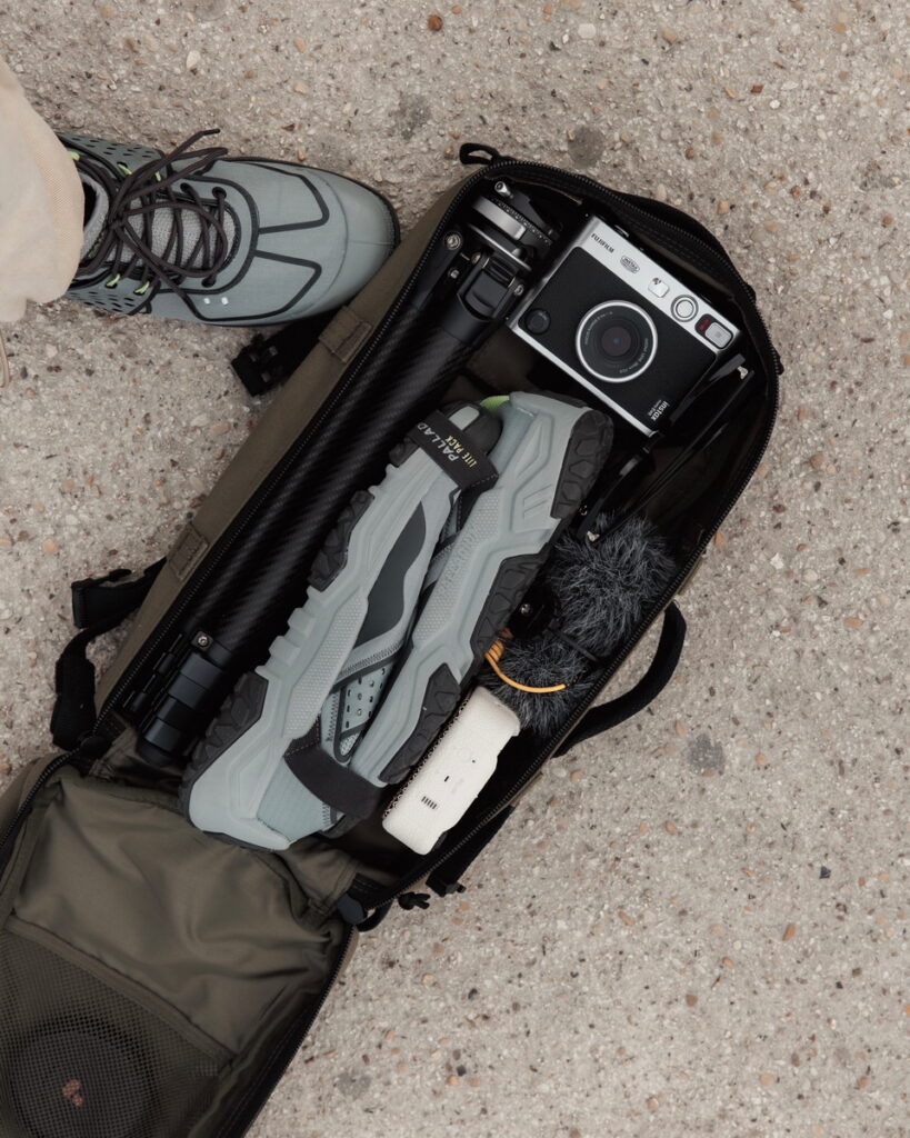 TRAVEL PACK系列搭載自體收納彈力織帶,旅程中跟攝影器材放一起輕鬆帶著走(圖片來源:劉漢之 JoshuaLiu)