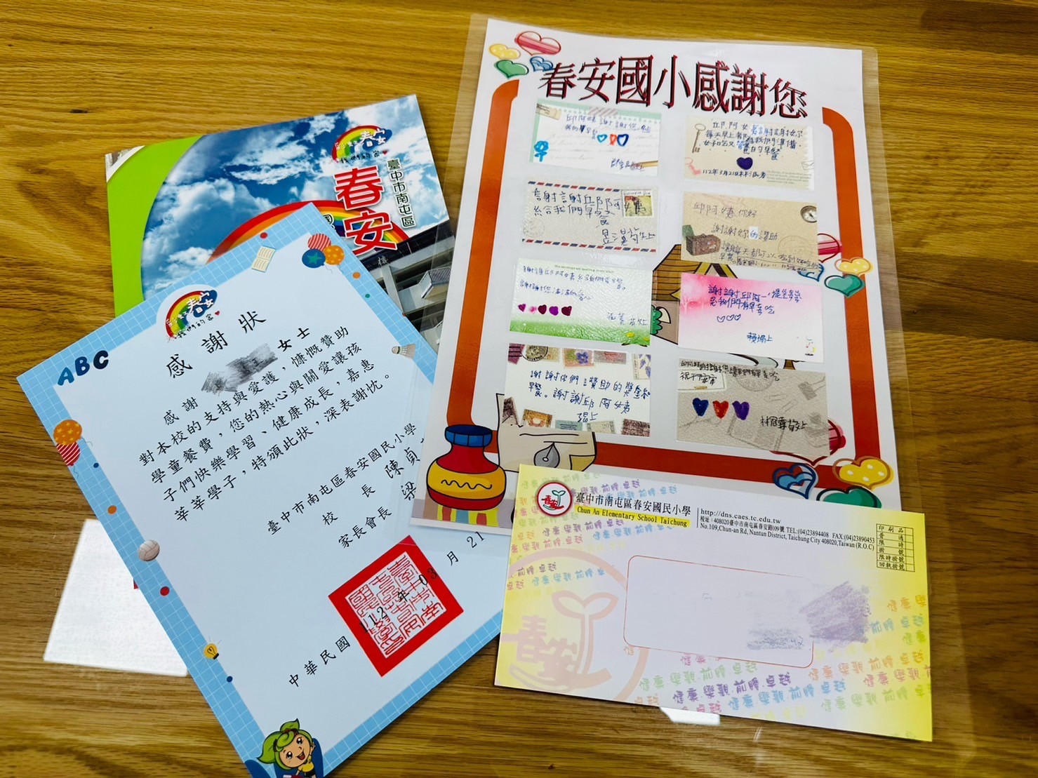 ▲ 受到營養早餐資助的學童們親筆在卡片上寫上感謝心意              (圖/台中市警察局 提供)