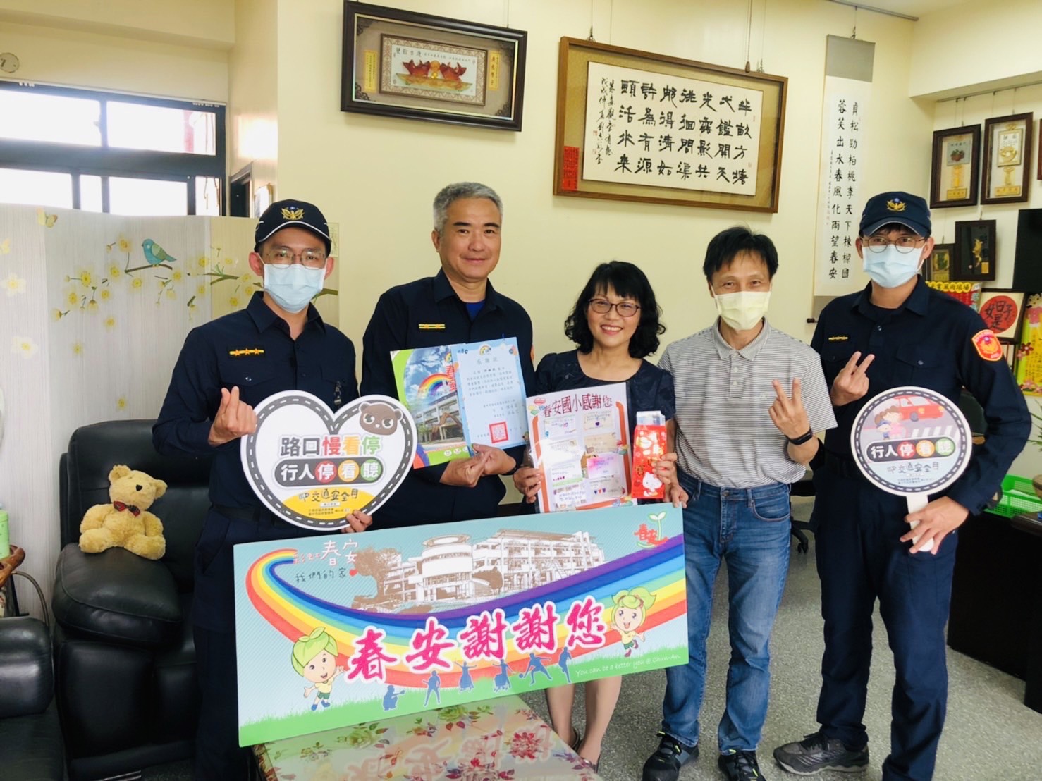 ▲ 春安國小師長帶著滿滿的心意，感謝員警與善心人士對弱勢學童的支持 (圖/台中市警察局 提供)