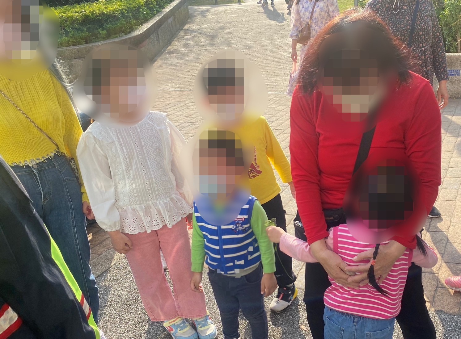 新莊頭前所員警助女童找到阿嬤。(記者戴昱弘翻攝)