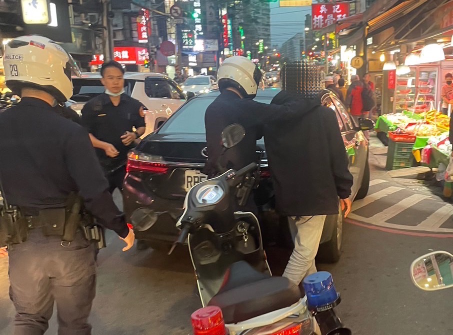 男子駕車未繫安全帶遭警方關切。(記者戴昱弘翻攝)
