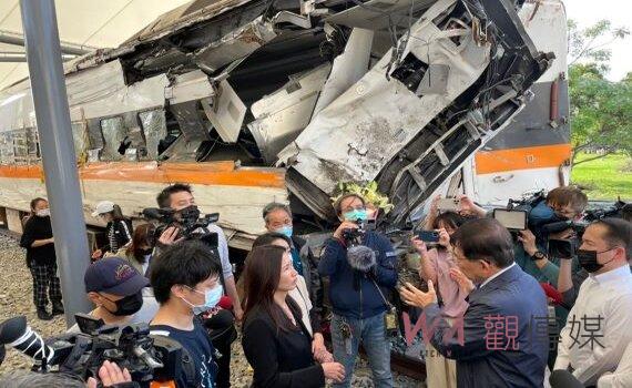 太魯閣列車事故兩週年 王國材赴富岡機廠事故車輛園區追思