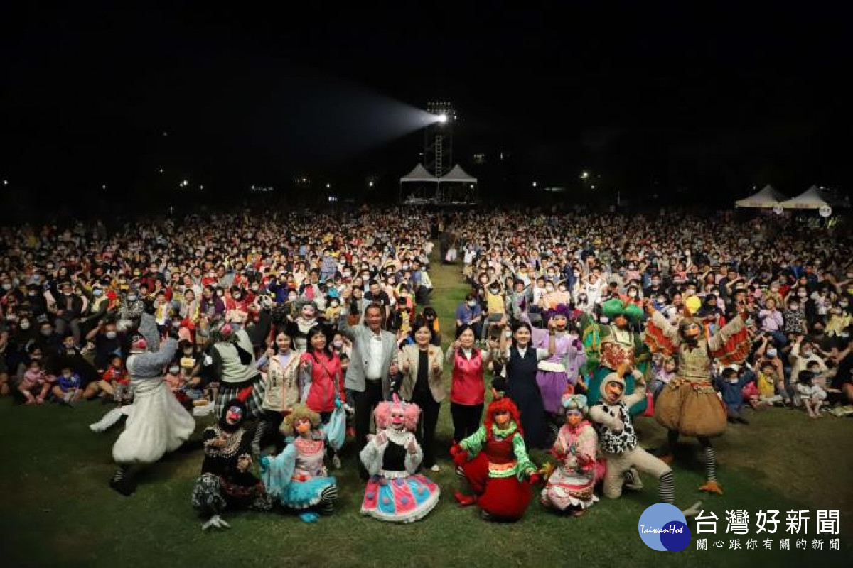 紙風車劇團北港運動公園開演，張麗善與大小朋友同樂/雲林縣府提供