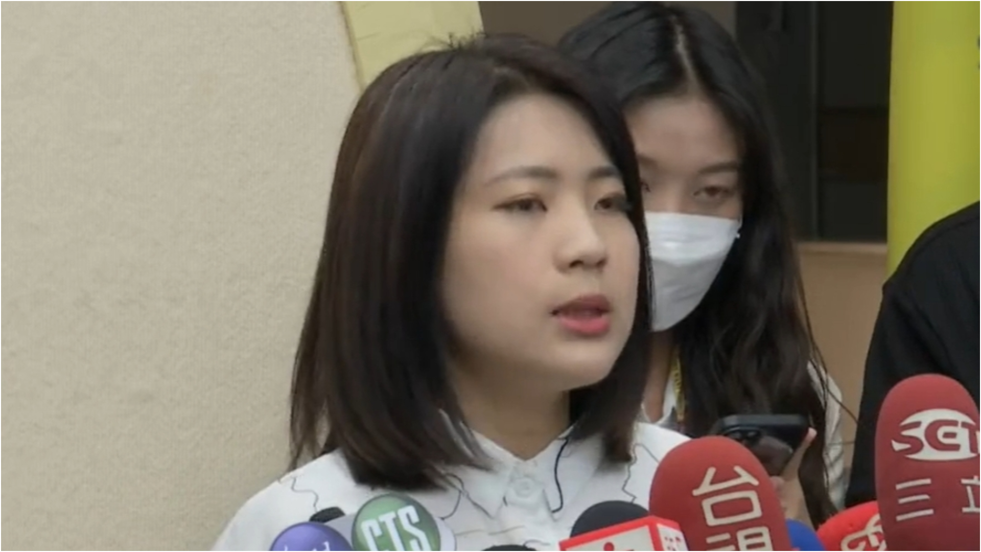 徐巧芯3日開記者會自爆,4年前曾當費鴻泰側翼攻擊王鴻薇。翻攝畫面
