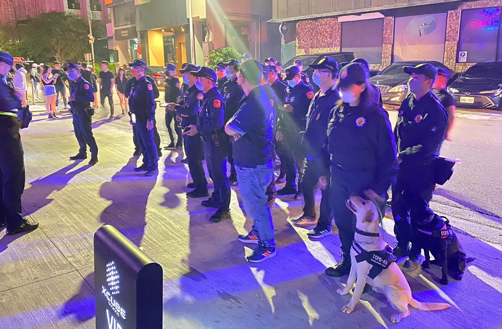 ▲ 為防制毒品趁機滲入夜店,擴大臨檢勤務特地申請警犬隊支援 (圖/台中市警察局 提供)