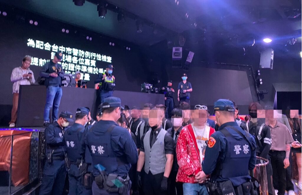 ▲ 為防止連假夜店主題趴脫序,中市警深夜實施威力掃蕩擴大臨檢 (圖/台中市警察局 提供)