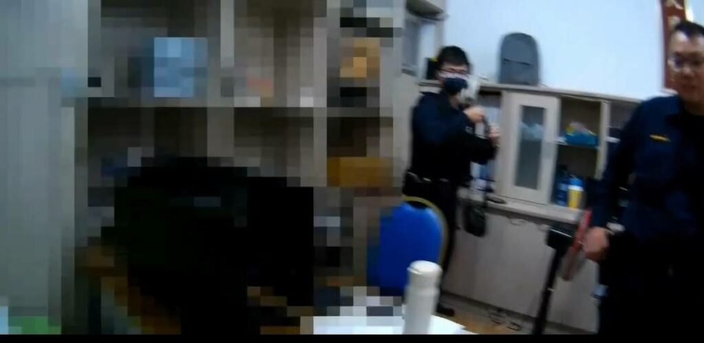 員警協助李民車資，協助返家。