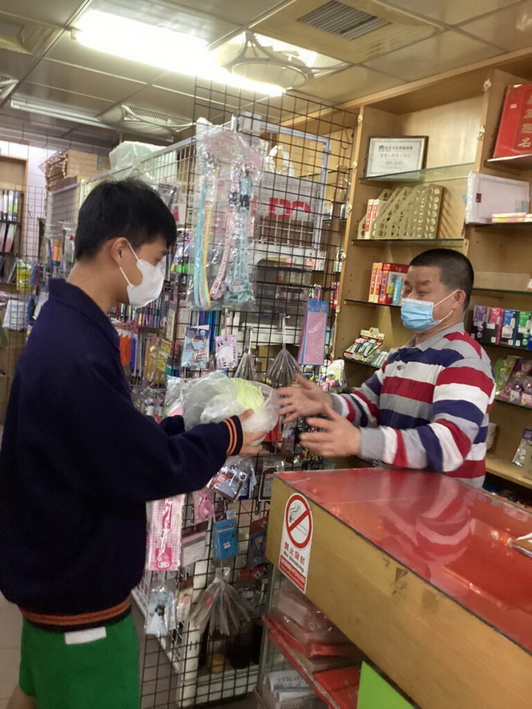 大業國中送高麗菜敦親睦鄰。圖/嘉義市政府提供