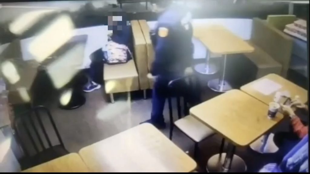 員警接獲報案後,隨即調閱監視器及查訪,終於在超商內尋獲男童