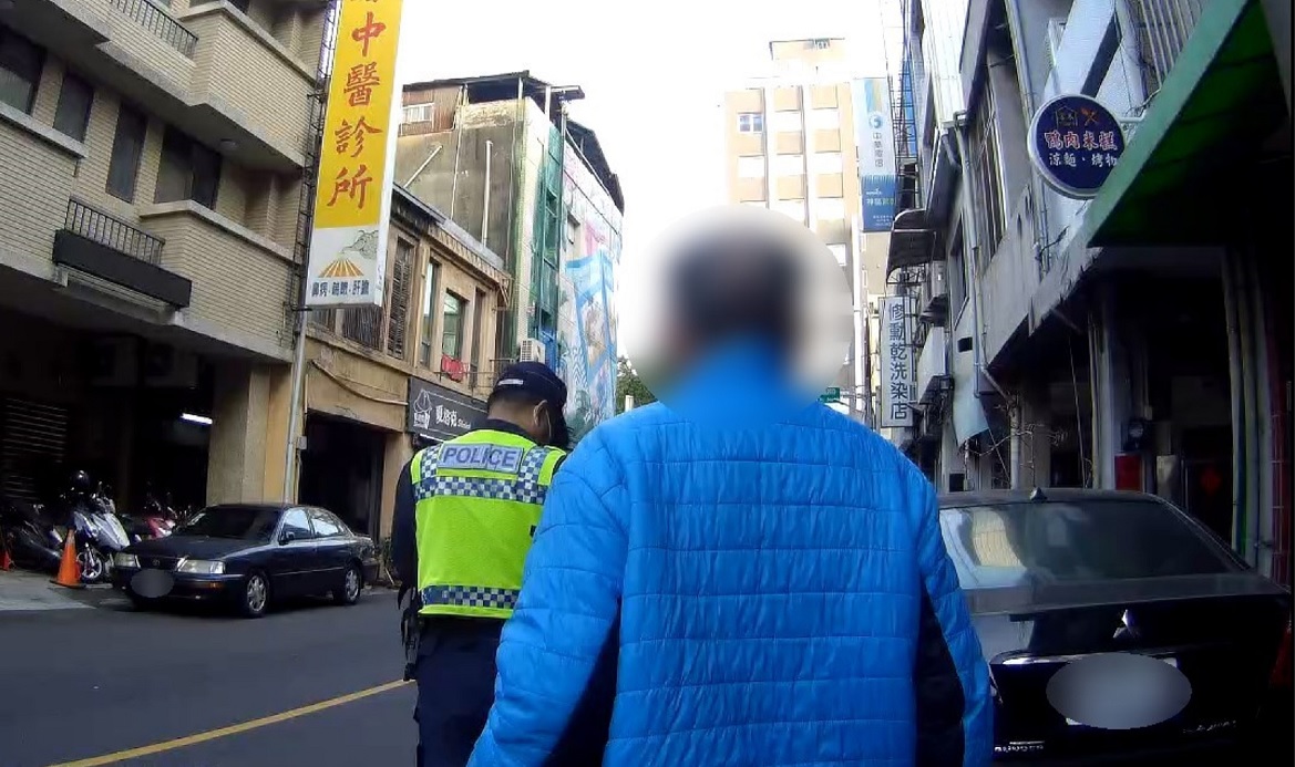 ▲ 男子幻覺妄想症爆發,顫抖報警表示有人持棍堵門討債 (圖/台中市警察局 提供)