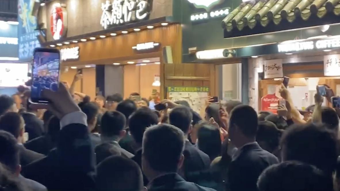 馬英九談中華民國後夜遊長沙 陸委會嗆馬矮化台灣 77 前總統馬英九4月2日前往長沙古城太平街,現場民眾熱烈圍觀。(1)