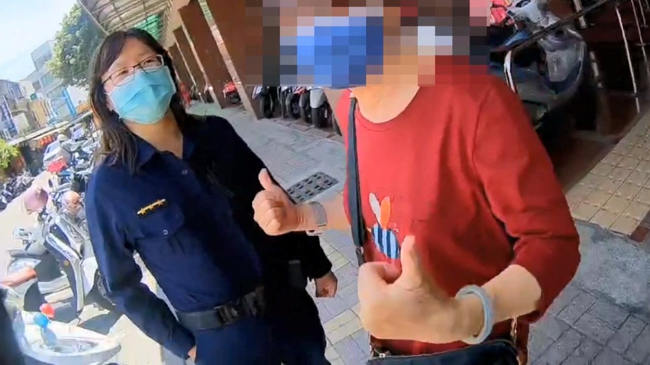婦人感謝鳯崗所員警即時阻詐,保住自己的積蓄。(記者郭于榛翻攝)
