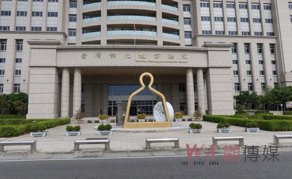 秀色可餐!衝動大叔檳榔攤內對檳榔西施伸出鹹豬手拍臀挨告