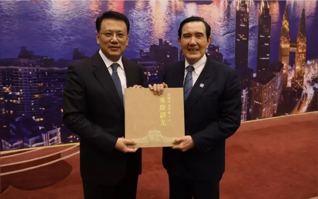 重慶市委書記袁家軍（左）3日晚在宴請馬英九時，送給馬英九其父母在重慶時的老照片、投書和資料。馬辦提供