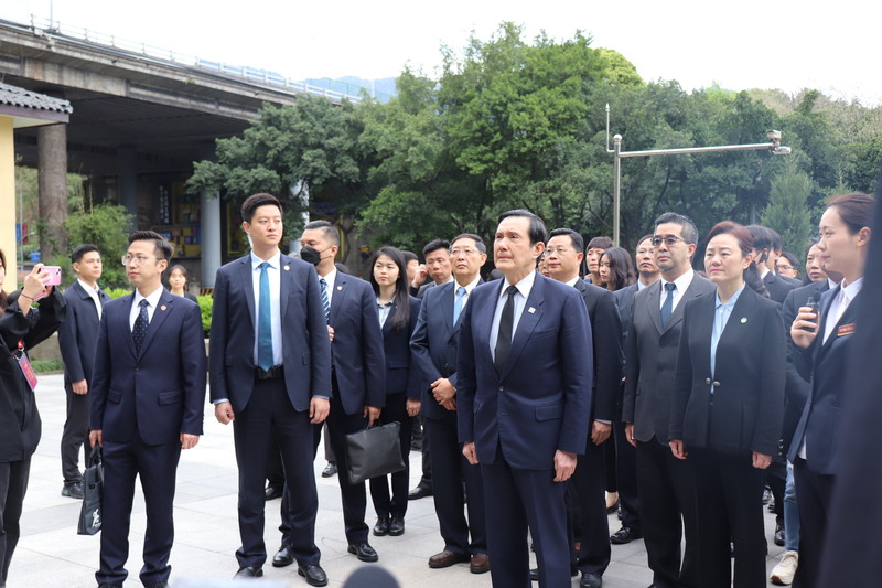 前總統馬英九4日上午前往張自忠陵園並祭拜獻花、鞠躬致祭並默哀一分鐘。中央社