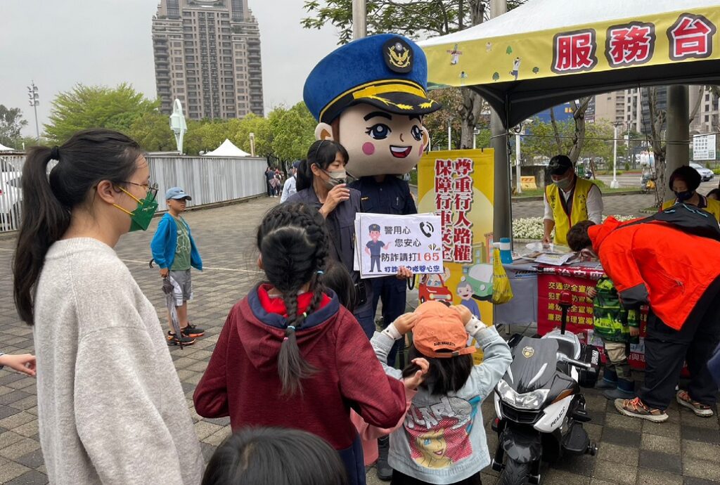 ▲ 中市警第四分局於文心森林公園進行反詐宣導 (圖/台中市警察局 提供)