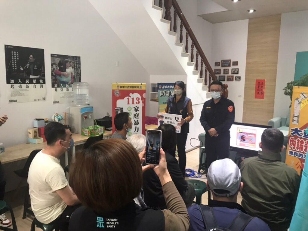 ▲ 警方利用社區治安座談會強化民眾反詐意識 (圖/台中市警察局 提供)