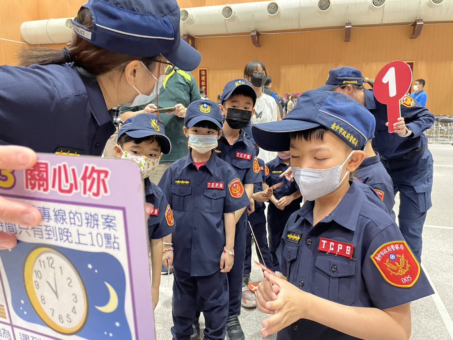 ▲ 小小英雄聚精會神闖關卡,感受警察維護民眾安全的使命 (圖/台中市警察局 提供)