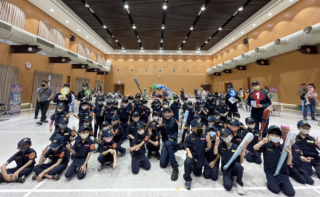 ▲ 玩得滿身大汗的「小英雄」們與警察哥哥姐姐大合影 (圖/台中市警察局 提供)