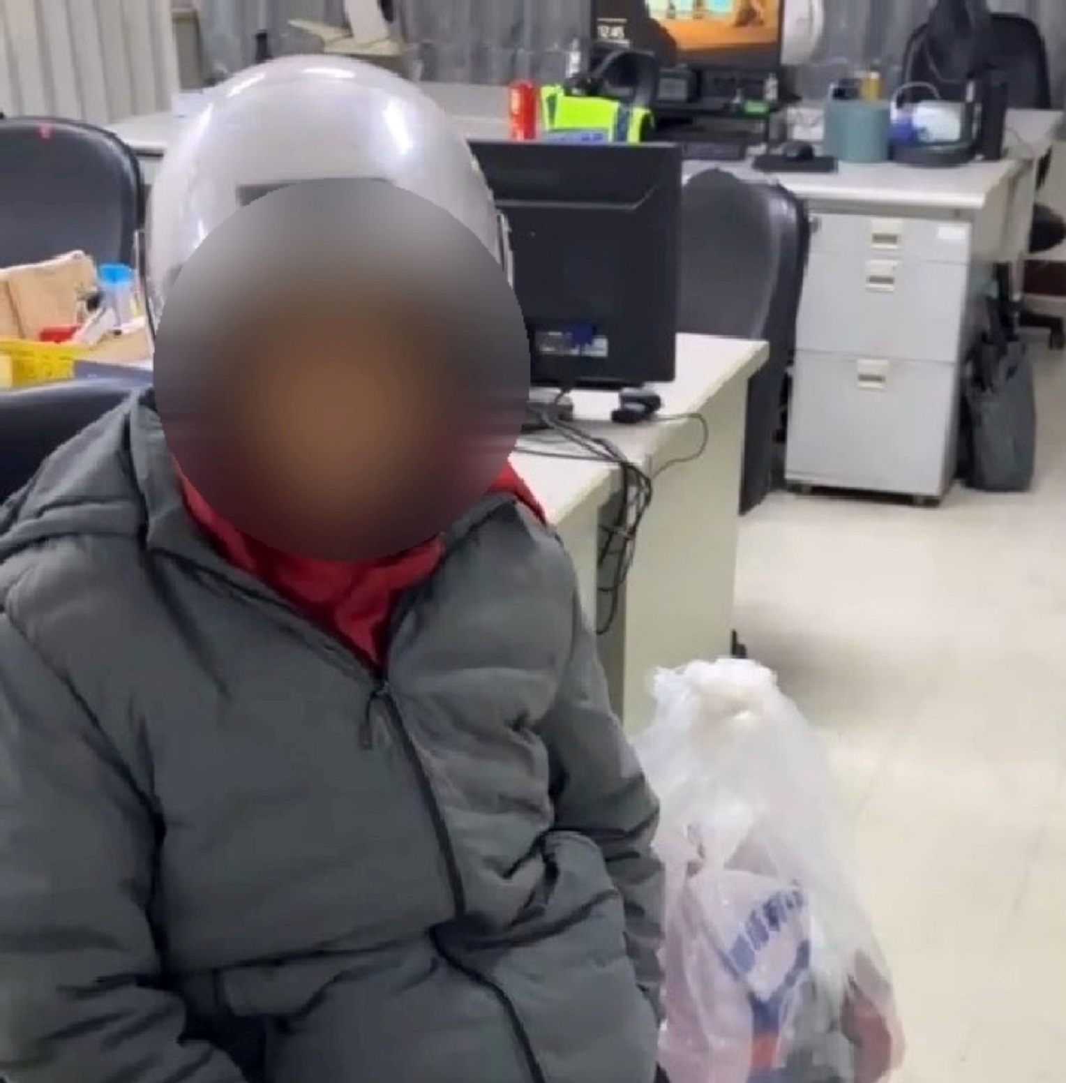 ▲ 婦人深夜扛家當等搬家公司? 警一查才知失智離家30小時 (圖/台中市警察局 提供)