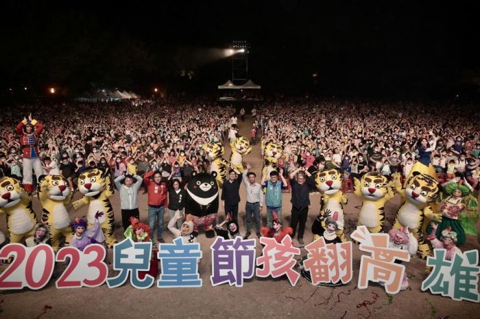 紙風車雞城故事衛武營開演 陳其邁與親子一同嗨翻高雄