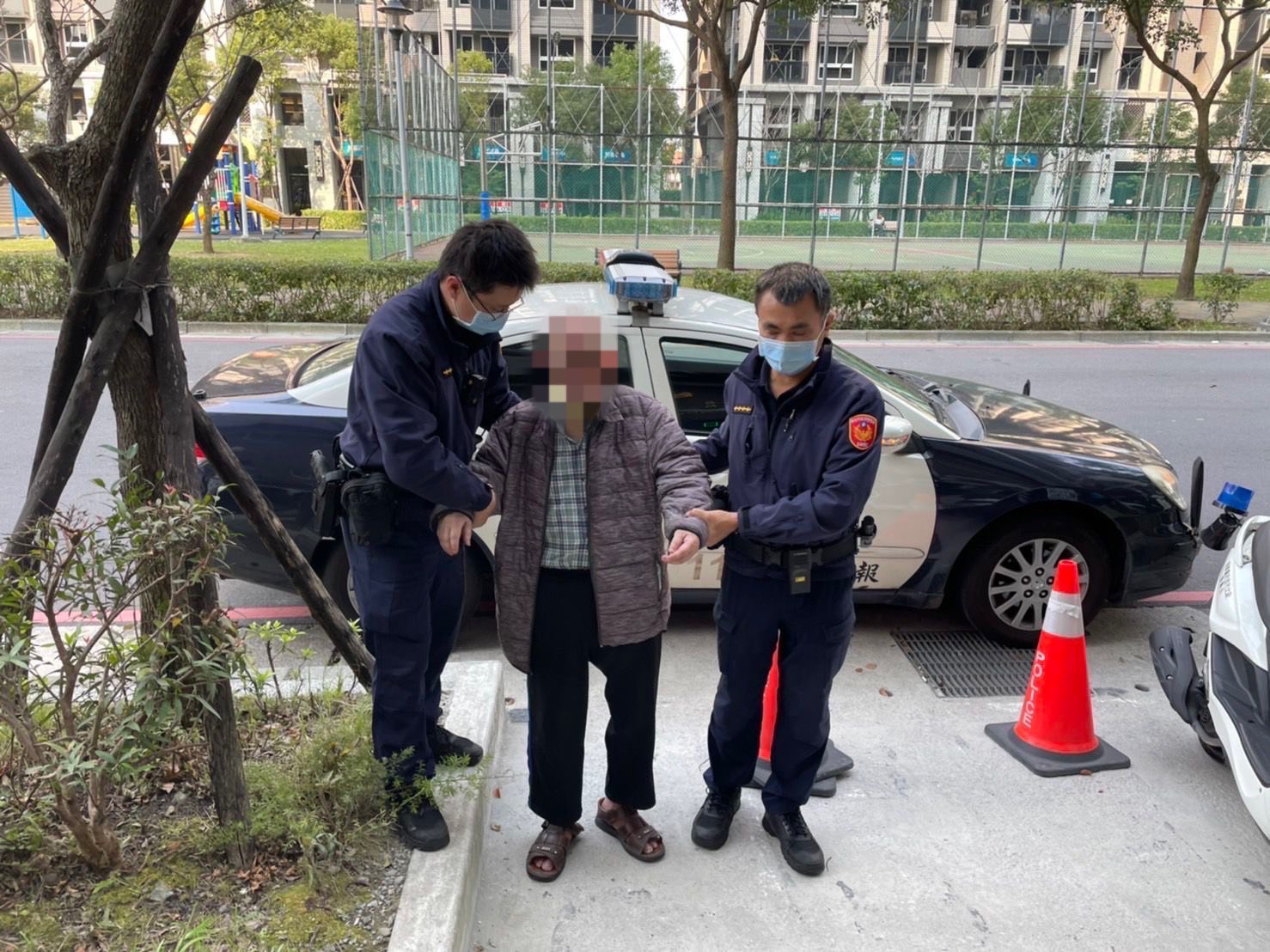 新莊員警先將老伯帶回派出所照顧。(記者戴昱弘翻攝)