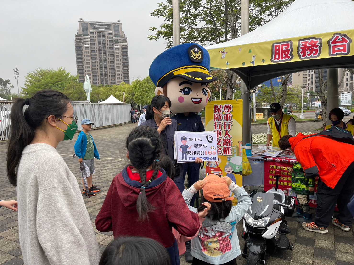 中市警四分局積極於文心森林公園進行反詐宣導。(圖/記者謝榮浤翻攝)