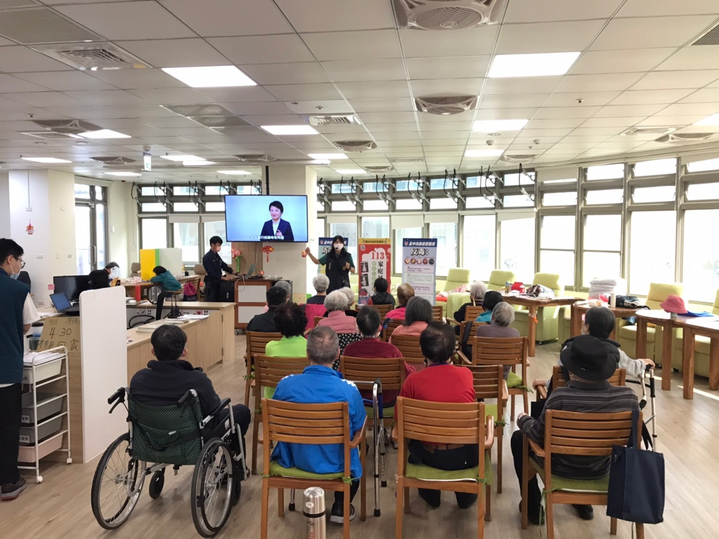 中市警四分局運用各種集會時機進行反詐騙宣導。(圖/記者謝榮浤翻攝)