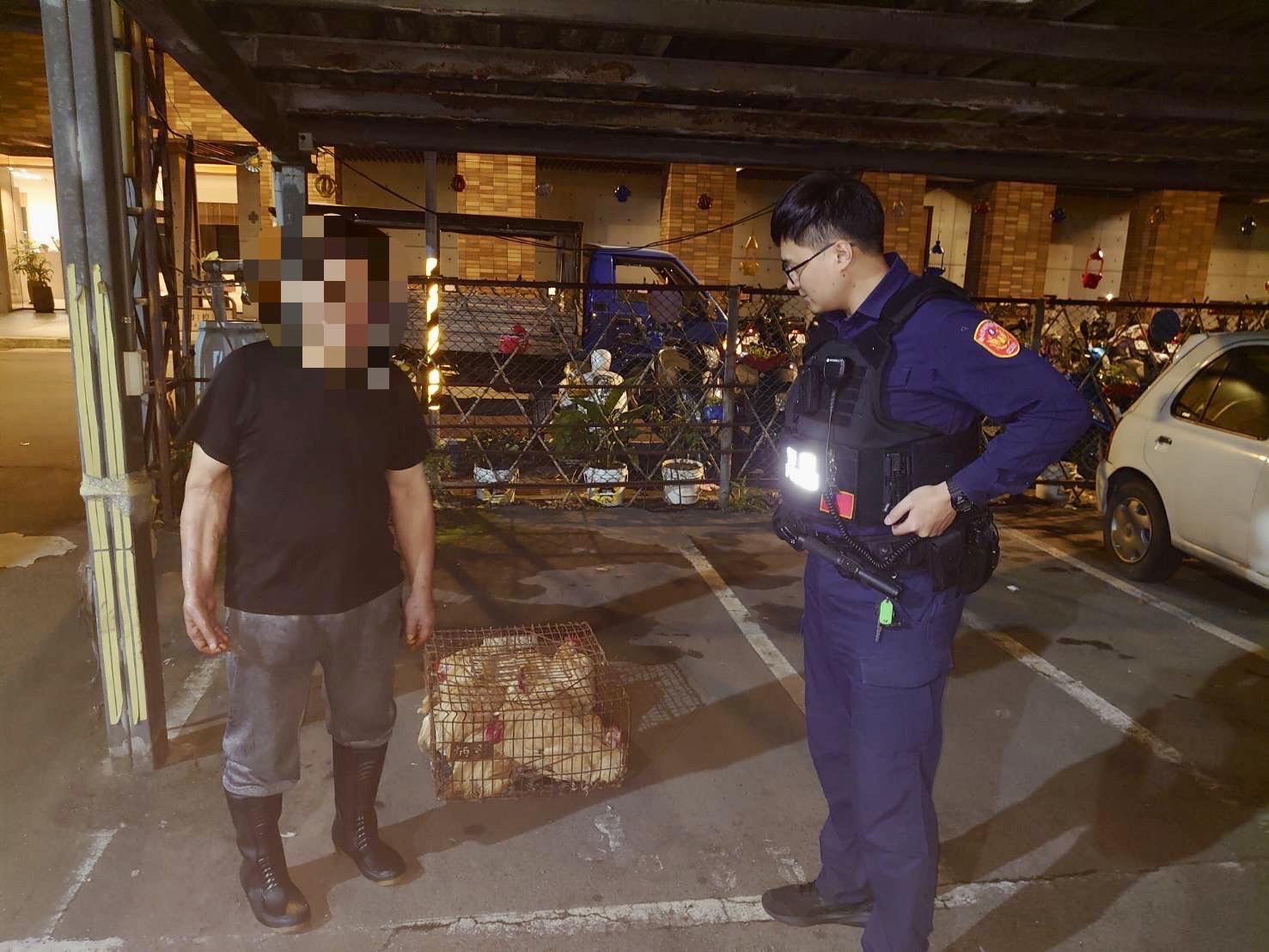 海山警通知載運司機領回掉落的雞。(記者戴昱弘翻攝）