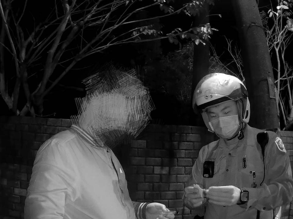中路所員警臨檢發現通緝犯。(記者吳登國翻攝)