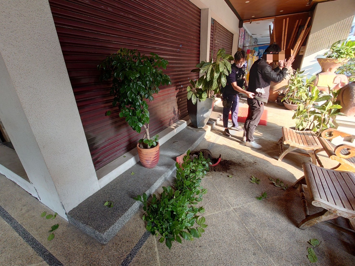 男子不勝酒力倒臥騎樓警到場救護識破通緝身分